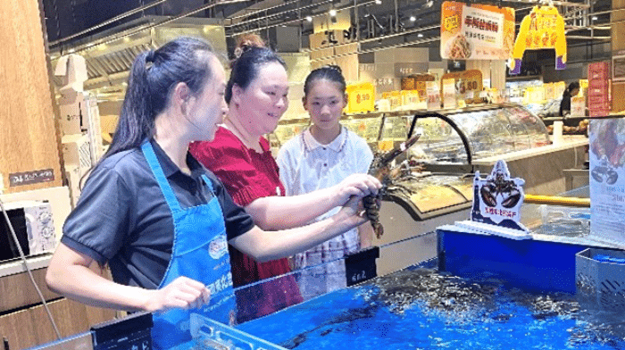 South China City Savors Succulent American Lobster 